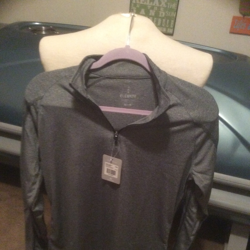 NWT Elevate size medium 1/4 zip
